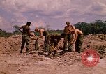 Standbild 101st Airborne Division Soldaten bauen Bunker Papageien Schnabel Kambodscha, 1970, aus Sekunde 10 historischem Filmmaterial Videoclip 65675038731