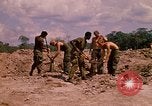 Standbild 101st Airborne Division Soldaten bauen Bunker Papageien Schnabel Kambodscha, 1970, aus Sekunde 11 historischem Filmmaterial Videoclip 65675038731