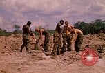 Standbild 101st Airborne Division Soldaten bauen Bunker Papageien Schnabel Kambodscha, 1970, aus Sekunde 12 historischem Filmmaterial Videoclip 65675038731
