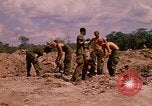 Standbild 101st Airborne Division Soldaten bauen Bunker Papageien Schnabel Kambodscha, 1970, aus Sekunde 13 historischem Filmmaterial Videoclip 65675038731