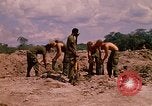 Standbild 101st Airborne Division Soldaten bauen Bunker Papageien Schnabel Kambodscha, 1970, aus Sekunde 14 historischem Filmmaterial Videoclip 65675038731