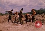 Standbild 101st Airborne Division Soldaten bauen Bunker Papageien Schnabel Kambodscha, 1970, aus Sekunde 15 historischem Filmmaterial Videoclip 65675038731