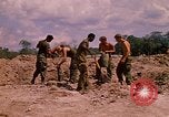 Standbild 101st Airborne Division Soldaten bauen Bunker Papageien Schnabel Kambodscha, 1970, aus Sekunde 16 historischem Filmmaterial Videoclip 65675038731
