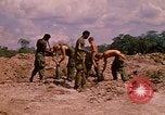 Standbild 101st Airborne Division Soldaten bauen Bunker Papageien Schnabel Kambodscha, 1970, aus Sekunde 17 historischem Filmmaterial Videoclip 65675038731