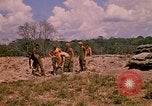 Standbild 101st Airborne Division Soldaten bauen Bunker Papageien Schnabel Kambodscha, 1970, aus Sekunde 18 historischem Filmmaterial Videoclip 65675038731