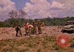 Standbild 101st Airborne Division Soldaten bauen Bunker Papageien Schnabel Kambodscha, 1970, aus Sekunde 19 historischem Filmmaterial Videoclip 65675038731