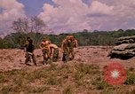 Standbild 101st Airborne Division Soldaten bauen Bunker Papageien Schnabel Kambodscha, 1970, aus Sekunde 20 historischem Filmmaterial Videoclip 65675038731