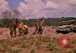 Standbild 101st Airborne Division Soldaten bauen Bunker Papageien Schnabel Kambodscha, 1970, aus Sekunde 21 historischem Filmmaterial Videoclip 65675038731