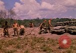 Standbild 101st Airborne Division Soldaten bauen Bunker Papageien Schnabel Kambodscha, 1970, aus Sekunde 22 historischem Filmmaterial Videoclip 65675038731
