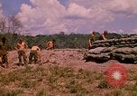 Standbild 101st Airborne Division Soldaten bauen Bunker Papageien Schnabel Kambodscha, 1970, aus Sekunde 23 historischem Filmmaterial Videoclip 65675038731