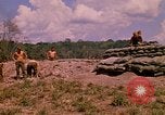 Standbild 101st Airborne Division Soldaten bauen Bunker Papageien Schnabel Kambodscha, 1970, aus Sekunde 24 historischem Filmmaterial Videoclip 65675038731
