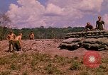 Standbild 101st Airborne Division Soldaten bauen Bunker Papageien Schnabel Kambodscha, 1970, aus Sekunde 25 historischem Filmmaterial Videoclip 65675038731