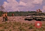 Standbild 101st Airborne Division Soldaten bauen Bunker Papageien Schnabel Kambodscha, 1970, aus Sekunde 26 historischem Filmmaterial Videoclip 65675038731