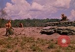 Standbild 101st Airborne Division Soldaten bauen Bunker Papageien Schnabel Kambodscha, 1970, aus Sekunde 27 historischem Filmmaterial Videoclip 65675038731