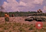 Standbild 101st Airborne Division Soldaten bauen Bunker Papageien Schnabel Kambodscha, 1970, aus Sekunde 28 historischem Filmmaterial Videoclip 65675038731