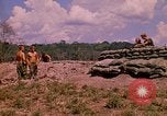 Standbild 101st Airborne Division Soldaten bauen Bunker Papageien Schnabel Kambodscha, 1970, aus Sekunde 29 historischem Filmmaterial Videoclip 65675038731