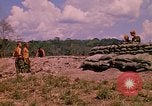 Standbild 101st Airborne Division Soldaten bauen Bunker Papageien Schnabel Kambodscha, 1970, aus Sekunde 30 historischem Filmmaterial Videoclip 65675038731