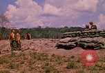 Standbild 101st Airborne Division Soldaten bauen Bunker Papageien Schnabel Kambodscha, 1970, aus Sekunde 31 historischem Filmmaterial Videoclip 65675038731