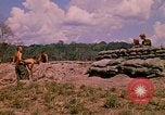 Standbild 101st Airborne Division Soldaten bauen Bunker Papageien Schnabel Kambodscha, 1970, aus Sekunde 32 historischem Filmmaterial Videoclip 65675038731
