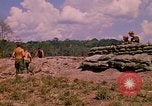Standbild 101st Airborne Division Soldaten bauen Bunker Papageien Schnabel Kambodscha, 1970, aus Sekunde 33 historischem Filmmaterial Videoclip 65675038731