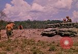 Standbild 101st Airborne Division Soldaten bauen Bunker Papageien Schnabel Kambodscha, 1970, aus Sekunde 34 historischem Filmmaterial Videoclip 65675038731