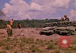 Standbild 101st Airborne Division Soldaten bauen Bunker Papageien Schnabel Kambodscha, 1970, aus Sekunde 35 historischem Filmmaterial Videoclip 65675038731