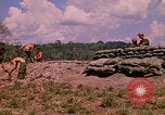 Standbild 101st Airborne Division Soldaten bauen Bunker Papageien Schnabel Kambodscha, 1970, aus Sekunde 36 historischem Filmmaterial Videoclip 65675038731