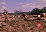 Standbild 101st Airborne Division Soldaten bauen Bunker Papageien Schnabel Kambodscha, 1970, aus Sekunde 37 historischem Filmmaterial Videoclip 65675038731