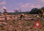 Standbild 101st Airborne Division Soldaten bauen Bunker Papageien Schnabel Kambodscha, 1970, aus Sekunde 38 historischem Filmmaterial Videoclip 65675038731