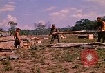 Standbild 101st Airborne Division Soldaten bauen Bunker Papageien Schnabel Kambodscha, 1970, aus Sekunde 39 historischem Filmmaterial Videoclip 65675038731