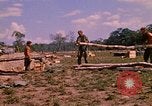 Standbild 101st Airborne Division Soldaten bauen Bunker Papageien Schnabel Kambodscha, 1970, aus Sekunde 40 historischem Filmmaterial Videoclip 65675038731
