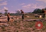 Standbild 101st Airborne Division Soldaten bauen Bunker Papageien Schnabel Kambodscha, 1970, aus Sekunde 41 historischem Filmmaterial Videoclip 65675038731