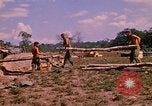 Standbild 101st Airborne Division Soldaten bauen Bunker Papageien Schnabel Kambodscha, 1970, aus Sekunde 42 historischem Filmmaterial Videoclip 65675038731