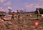 Standbild 101st Airborne Division Soldaten bauen Bunker Papageien Schnabel Kambodscha, 1970, aus Sekunde 43 historischem Filmmaterial Videoclip 65675038731