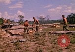 Standbild 101st Airborne Division Soldaten bauen Bunker Papageien Schnabel Kambodscha, 1970, aus Sekunde 44 historischem Filmmaterial Videoclip 65675038731