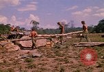 Standbild 101st Airborne Division Soldaten bauen Bunker Papageien Schnabel Kambodscha, 1970, aus Sekunde 45 historischem Filmmaterial Videoclip 65675038731
