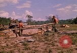 Standbild 101st Airborne Division Soldaten bauen Bunker Papageien Schnabel Kambodscha, 1970, aus Sekunde 46 historischem Filmmaterial Videoclip 65675038731