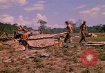 Standbild 101st Airborne Division Soldaten bauen Bunker Papageien Schnabel Kambodscha, 1970, aus Sekunde 47 historischem Filmmaterial Videoclip 65675038731
