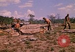 Standbild 101st Airborne Division Soldaten bauen Bunker Papageien Schnabel Kambodscha, 1970, aus Sekunde 48 historischem Filmmaterial Videoclip 65675038731