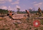 Standbild 101st Airborne Division Soldaten bauen Bunker Papageien Schnabel Kambodscha, 1970, aus Sekunde 49 historischem Filmmaterial Videoclip 65675038731