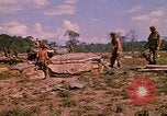 Standbild 101st Airborne Division Soldaten bauen Bunker Papageien Schnabel Kambodscha, 1970, aus Sekunde 50 historischem Filmmaterial Videoclip 65675038731