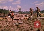 Standbild 101st Airborne Division Soldaten bauen Bunker Papageien Schnabel Kambodscha, 1970, aus Sekunde 51 historischem Filmmaterial Videoclip 65675038731