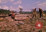 Standbild 101st Airborne Division Soldaten bauen Bunker Papageien Schnabel Kambodscha, 1970, aus Sekunde 52 historischem Filmmaterial Videoclip 65675038731