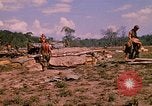 Standbild 101st Airborne Division Soldaten bauen Bunker Papageien Schnabel Kambodscha, 1970, aus Sekunde 53 historischem Filmmaterial Videoclip 65675038731