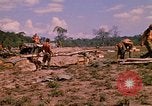 Standbild 101st Airborne Division Soldaten bauen Bunker Papageien Schnabel Kambodscha, 1970, aus Sekunde 54 historischem Filmmaterial Videoclip 65675038731