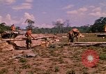 Standbild 101st Airborne Division Soldaten bauen Bunker Papageien Schnabel Kambodscha, 1970, aus Sekunde 55 historischem Filmmaterial Videoclip 65675038731