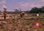 Standbild 101st Airborne Division Soldaten bauen Bunker Papageien Schnabel Kambodscha, 1970, aus Sekunde 56 historischem Filmmaterial Videoclip 65675038731