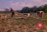 Standbild 101st Airborne Division Soldaten bauen Bunker Papageien Schnabel Kambodscha, 1970, aus Sekunde 58 historischem Filmmaterial Videoclip 65675038731