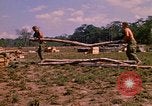 Standbild 101st Airborne Division Soldaten bauen Bunker Papageien Schnabel Kambodscha, 1970, aus Sekunde 60 historischem Filmmaterial Videoclip 65675038731