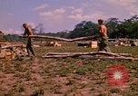 Standbild 101st Airborne Division Soldaten bauen Bunker Papageien Schnabel Kambodscha, 1970, aus Sekunde 61 historischem Filmmaterial Videoclip 65675038731